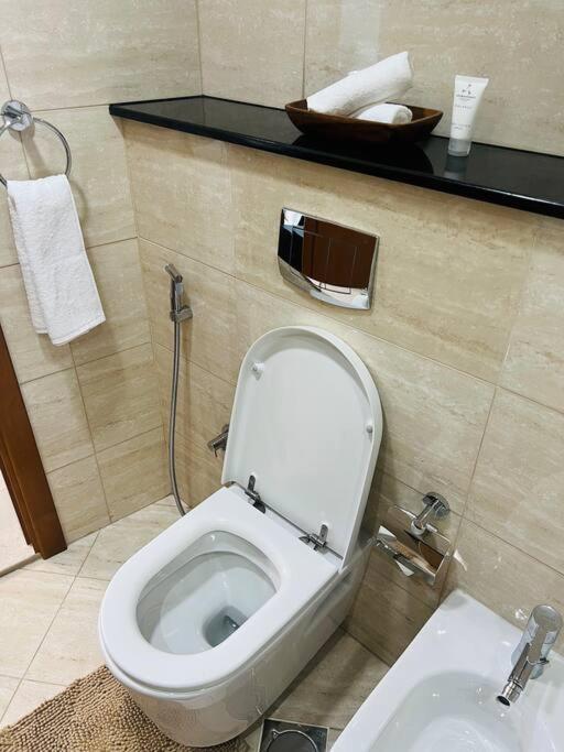 1 Bed Apartment With Sea View, Pool, Gym & Free Parking In Dubai Marina 외부 사진