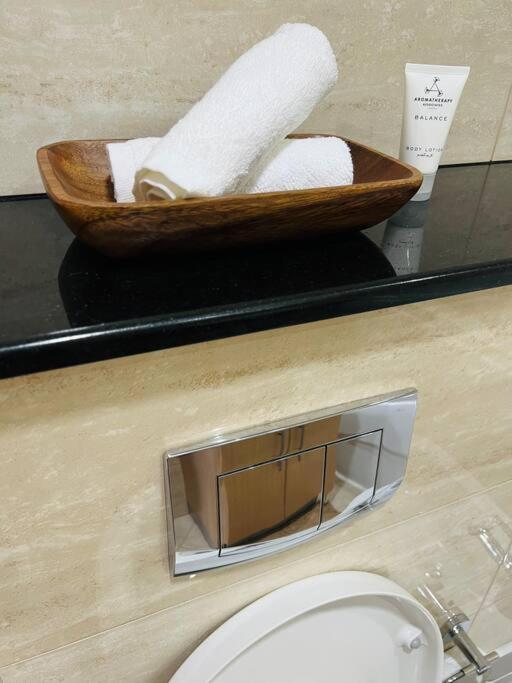 1 Bed Apartment With Sea View, Pool, Gym & Free Parking In Dubai Marina 외부 사진