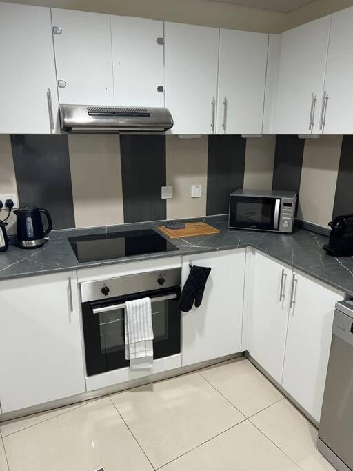 1 Bed Apartment With Sea View, Pool, Gym & Free Parking In Dubai Marina 외부 사진