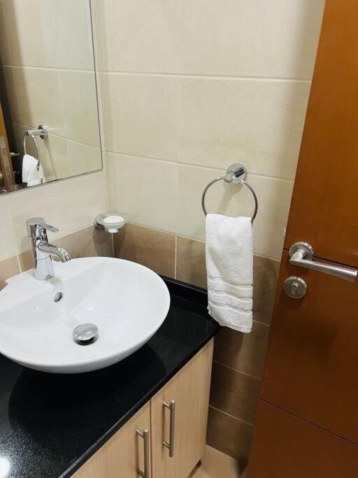 1 Bed Apartment With Sea View, Pool, Gym & Free Parking In Dubai Marina 외부 사진