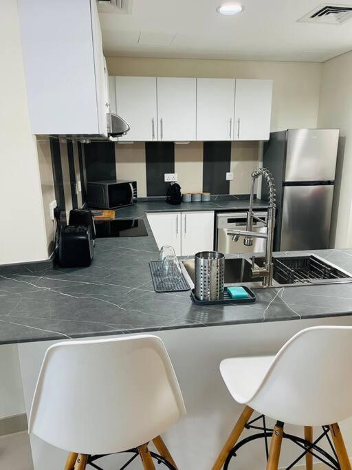 1 Bed Apartment With Sea View, Pool, Gym & Free Parking In Dubai Marina 외부 사진