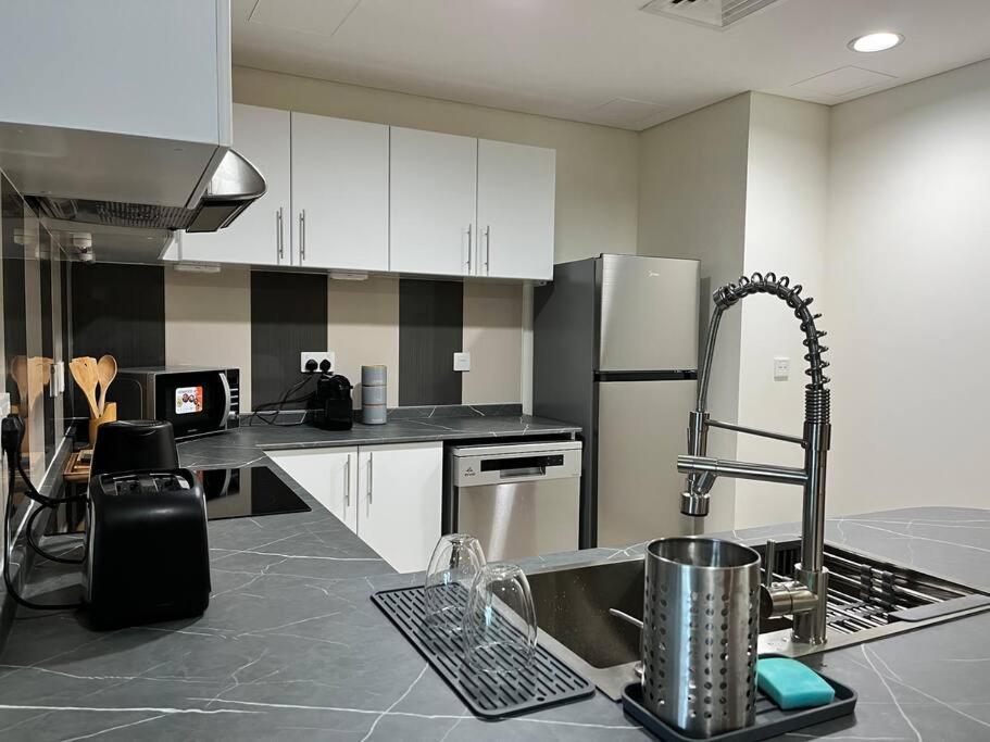 1 Bed Apartment With Sea View, Pool, Gym & Free Parking In Dubai Marina 외부 사진